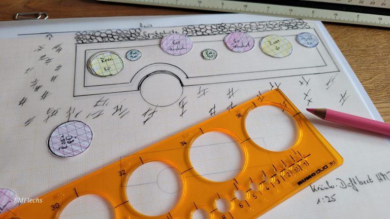 Planungsskizze für ein Sinnesbeet im Pflegeheim mit kreisförmigen Pflanzbereichen, Maßstab 1:25, gezeichnet auf kariertem Papier mit einem orangefarbenen Zirkel und einem roten Buntstift